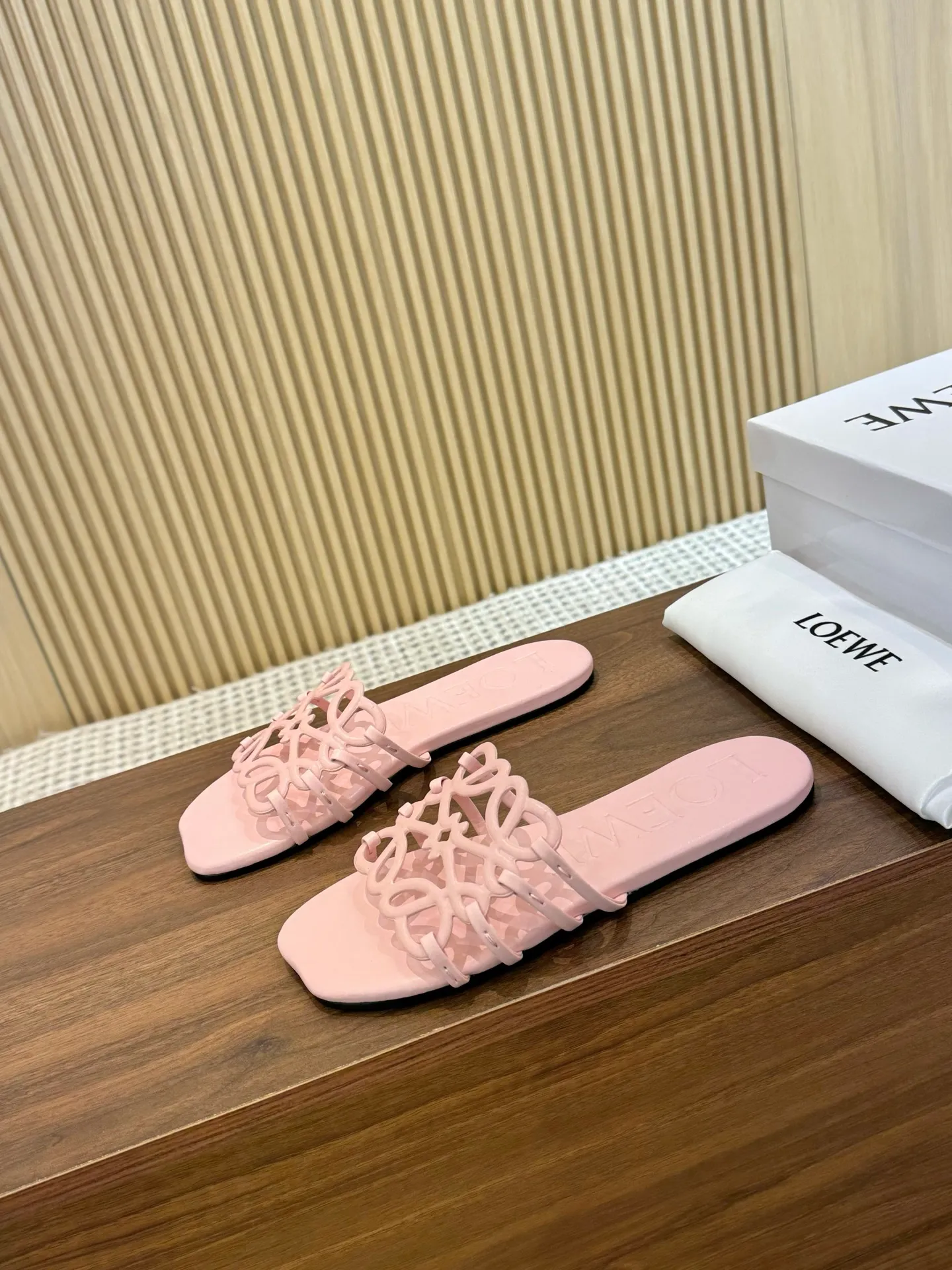 👟👟Ex-factory price 400👟👟 The latest 2025 LOEWE, summer limited edition hollow slippers, they are so beautiful on your feet! ! ! Highly recommended, a super lazy drag, the same style worn by celebrity bloggers! Fabric: Imported sheepskin (black, white, apricot, red, pink, five colors) Lining: Imported sheepskin Outsole: Genuine leather injection dyed bottom Number: 35-42